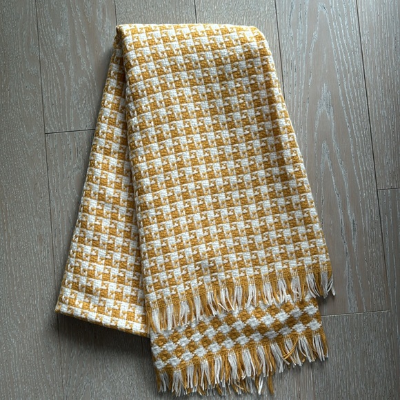 Yellow houndstooth print scarf - Picture 10 of 10